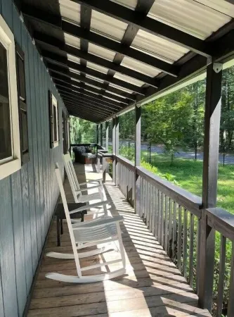 Bungalow in small and quiet cul-de-sac, pet-friendly.