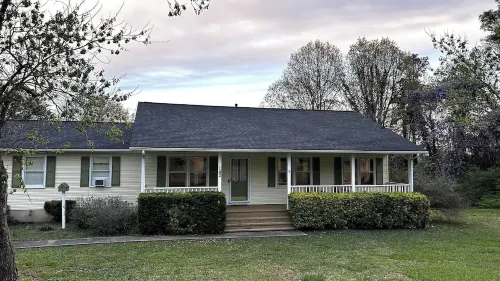 3-bedroom house in serene Calhoun with AC, WiFi, fitness room
