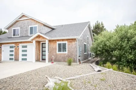 New Modern Townhouse, only short walk to the beach