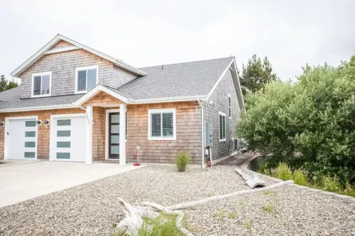 New Modern Townhouse, only short walk to the beach