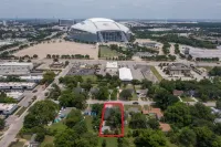 Fully Renovated 3 Bed/3Bath House 1 1/2 Blocks from AT&T Stadium