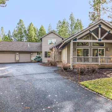 Sunriver Adventure Lodge - 4Br/3.5BA, 2 Primary Suites, A/C, Bikes, & Sharc