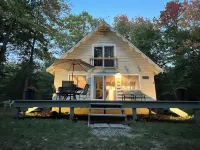Birch Cottage - Wonderful location. Beach, Hike, & Shop! Pure Michigan getaway.