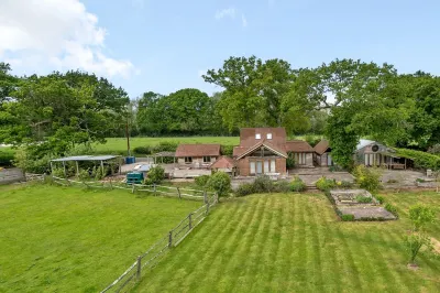 3 BED (Ensuite) Self Catering Contemporary Oak Framed in Rural Countryside Hotels near Godalming