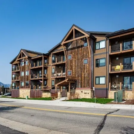 Luxury Ski Condo: Heated Garage, Mins to Ski, Walk to Dillon Amphitheater & Lake