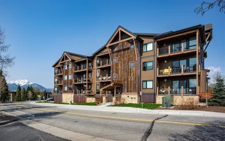 Luxury Ski Condo: Heated Garage, Mins to Ski, Walk to Dillon Amphitheater & Lake