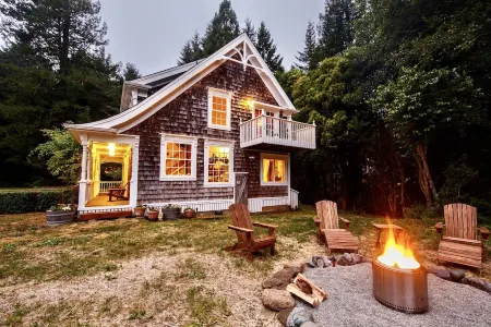 Redwood Coastal Cottage Retreat~Fleurhaven Chalet