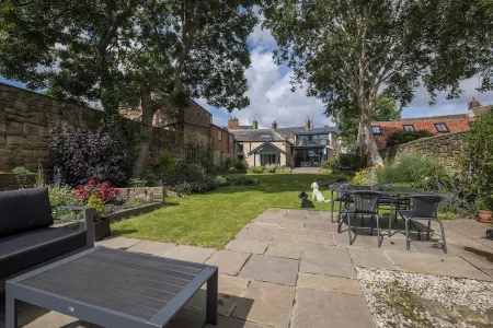 CROSS HOUSE STUDIO Dog Friendly Stone Barn Conversion in the Heart of Warkworth