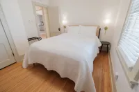 Elegant Family/Pet Friendly Cottage in Coveted Clark Park Hotels near Main Quad