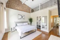 Historic NW DC Rowhome + Hot Tub 5 bed/3.5 bath Hotels in Petworth