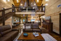 Trophy Buck Lodge - 5 bedroom + 5 ensuite bath Luxury Cabin - Centrally Located