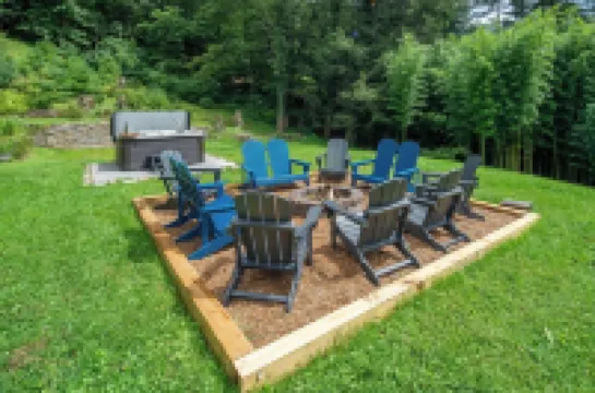 NEW!! Amazing Views & 2 porches. 2 Dens. Fire Pit. Hot Tub. Game Room. Smart TVs