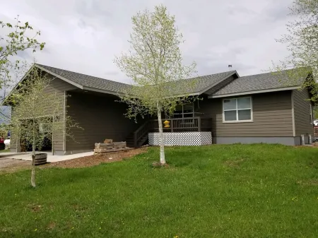 Large House with 2 King Beds, Game Room and Deck, 60 minutes from Jackson Hole