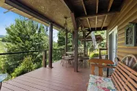 Pet and Family Friendly Luxury Cabin with Hot Tub and Mountain Views