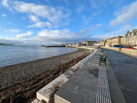 Large 1 bed flat with parking, central Broughty Ferry Отели рядом с достопримечательностью «Университет Данди»