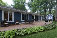 Cozy, modern home with views of beautiful Green Lake. Sleeps up to 4 & lg. deck Hotels in Green Lake