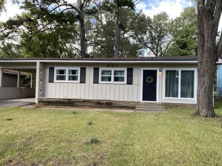 Cozy Kilgore Home in quiet neighborhood