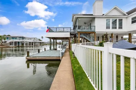 Bay Dayz - Canal & Poolside Views!