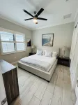 Naples Park Charm by Vanderbilt Beach w/Heated Pool - Special Offer, Book Now!