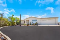 Incredible VIEWS, pool, spa, ping pong table, by GOLF course, bike and walk path