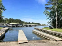 2Br Getaway-  2 Min. Walk to Lake Livingston and Marina