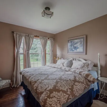 Beautiful house and private apartment, hot tub & sauna, 6 miles from Hood River!