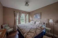 Beautiful house and private apartment, hot tub & sauna, 6 miles from Hood River!