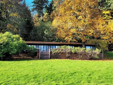 Enetai Beach House, stunning waterfront w/ Dock,  large deck and tennis court