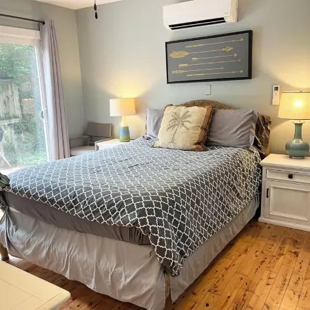 2 bed/1 bath, 1.5 blocks to beach/town, dog friendly Hotele w: Chikaming Township