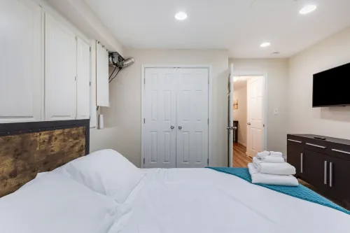 Cozy Old Town Escape: 2BR Dream WalkScore 98