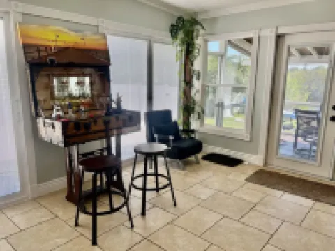 Palms Paradise. Pool. Waterfront. Near Space Coast Beaches.