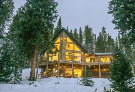 Cozy Breck Chalet - Private Sauna, Hot Tub, Fire Pit + 1.5mi to Breckenridge!!