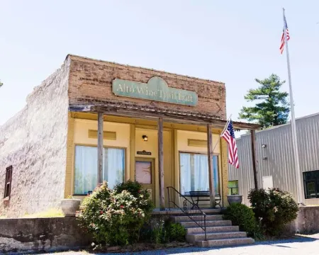 * On the Wine Trail * Hot Tub * Wi-Fi * Hotels in Union County