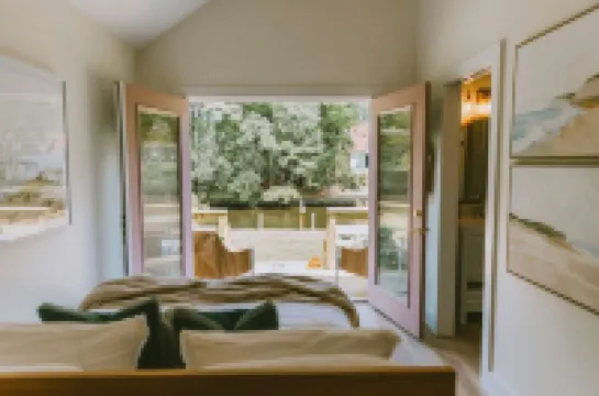 Canal Front, Modern Tiny House! Bikes. Fire Pit!