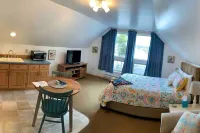 The Little Green Apt. cute, cozy and lots of light. Perfect for 2 or solo