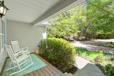 Delightful Duck Farm Cottage, 5 Min Walk to State Park! Gated, a Hidden Gem!