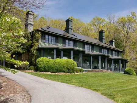 Wintersun.. A World Class Private Estate Atop A Mountain 15 min from Asheville Отели в г. Фэрвью