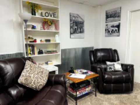 2 Br Large & Cozy Apartment, Front Door & Parking Both under Drive-Thru Carport Hotels in Neosho