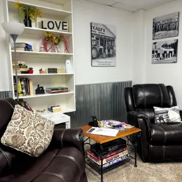 2 Br Large & Cozy Apartment, Front Door & Parking Both under Drive-Thru Carport