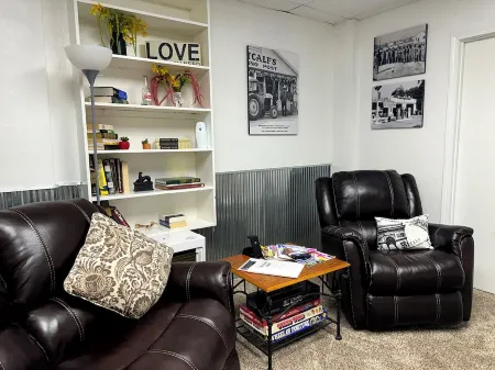 Welcoming & Large, Cozy Apartment, Front Door Parking, 1 Minute Walk to Downtown