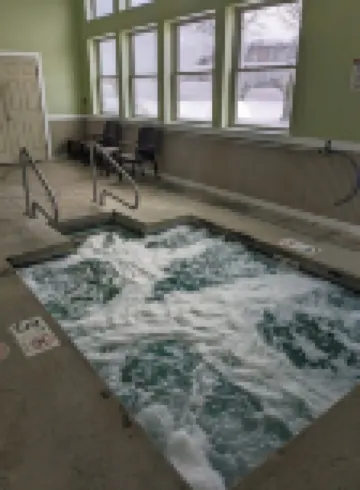 Chalet-styled condo in the heart of the White Mountains; pool / hottub / golfing
