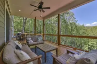 Luxury 5 bedroom, Mountain Views, Hot Tub, Game Room, Gourmet Kitchen, Hiking