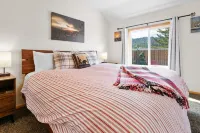 Family Friendly/Couples Retreat/Cozy Chalet/Fenced Patio/Ski Slope View/Fire Pit