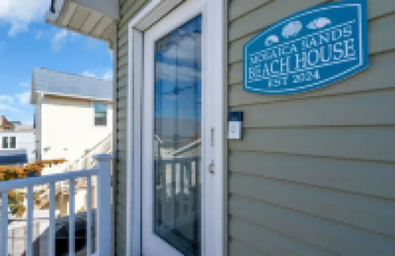 Walk To Beach, Parking for 3 cars, Towels + Linens Included, 4 beach badges