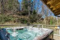 🎣 FISHING LODGE🌲 - 3 Stocked Ponds, Hot Tub, Sleeps 14, 8 acres, Arcade