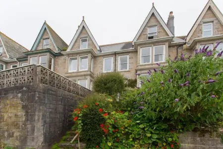 Beautiful views over Mounts Bay. Cosy flat in the fishing village of Newlyn
