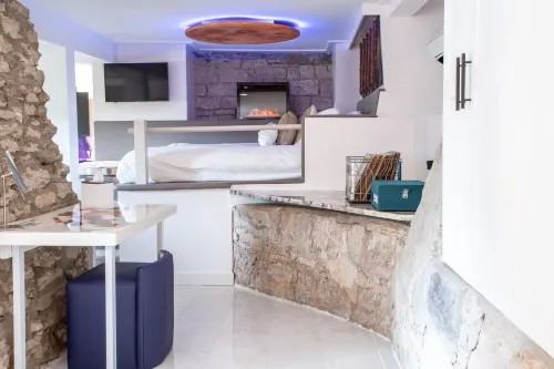 NAPA Suite • Hot Tub • Downtown • Original Art