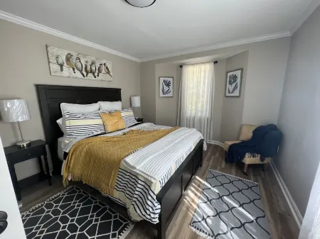 Cozy Cottage / Writers Retreat  . Nestled in the woods . Private