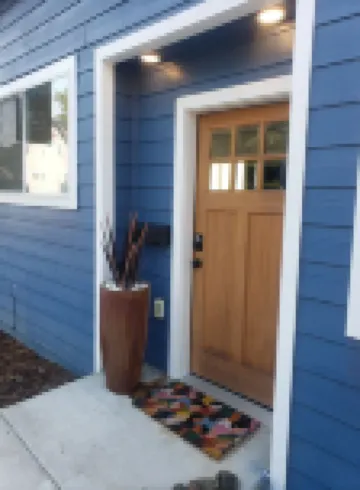 Downtown Stay at the Blue Tiny Twin