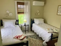 Cozy Vintage farmhouse in walking distance to Faylor Lake disc golf park.